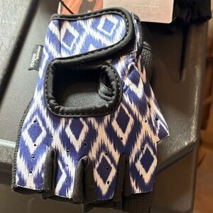 Responding Halle Berry Work Out gloves Large w Navy & White Pattern